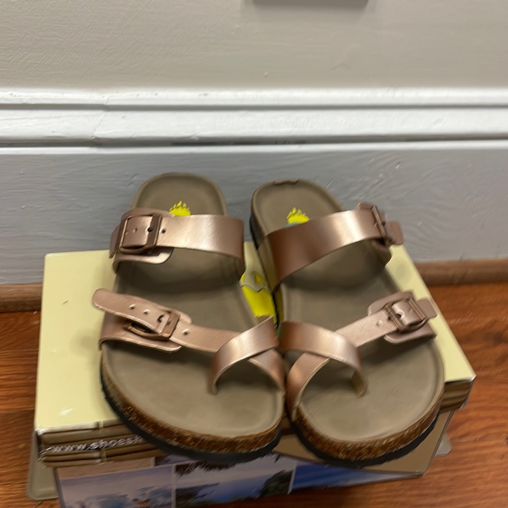 Aloha island flip flop sandals. Size 3.